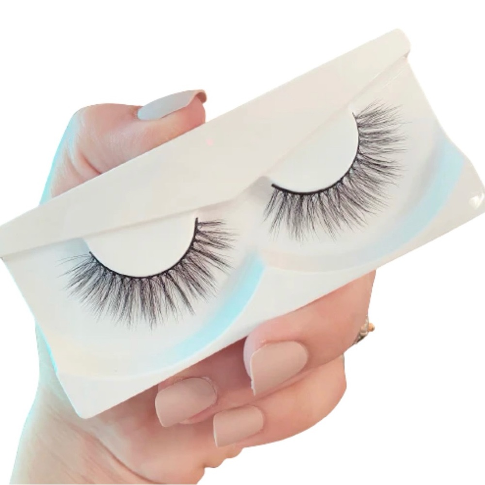 Lashaholic Lashes Kiss Me